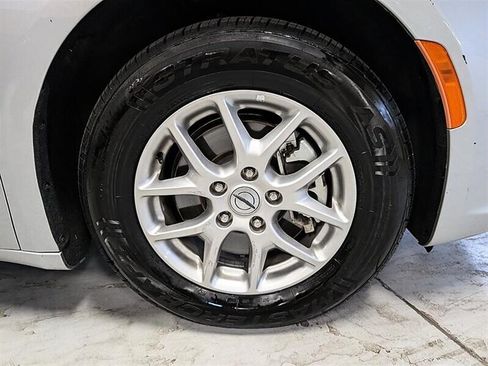 Used 2024 Chrysler Pacifica Touring-L FWD image 12