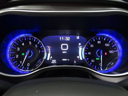 Used 2024 Chrysler Pacifica Touring-L image 22