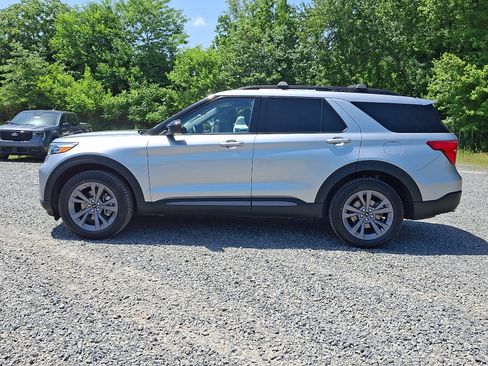 Certified 2023 Ford Explorer XLT w/ Equipment Group 202A AWD/4WD image 4