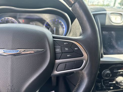 Used 2018 Chrysler 300 Limited RWD image 14