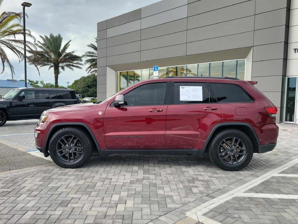 Used 2017 Jeep Grand Cherokee Trailhawk w/ Trailhawk Luxury Group AWD/4WD image 2
