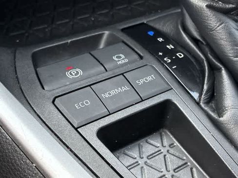 Used 2021 Toyota RAV4 LE FWD image 37