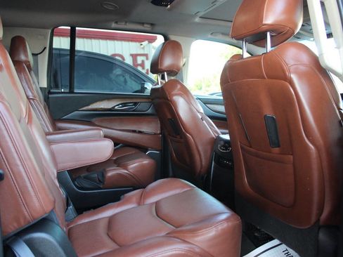 Used 2019 Cadillac Escalade ESV Premium Luxury image 11