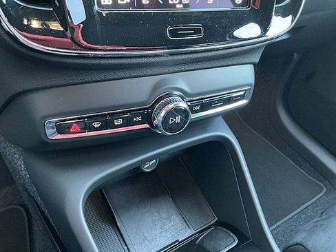 Certified 2025 Volvo XC40 B5 Plus image 25