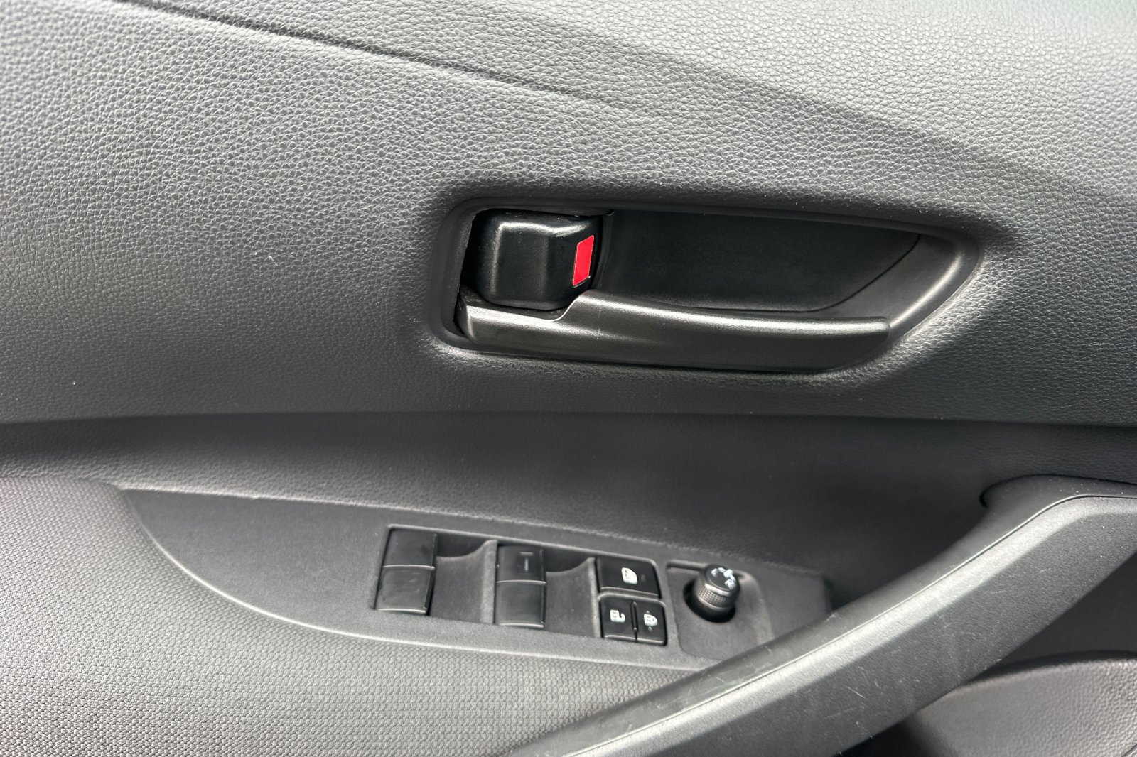 Used 2025 Toyota Corolla LE FWD image 11