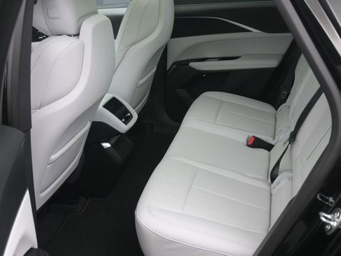 Used 2025 Cadillac Lyriq Luxury AWD/4WD image 13