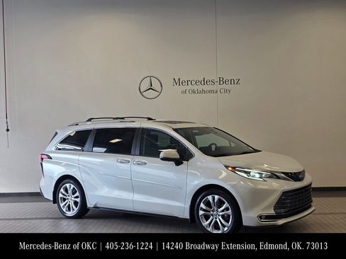Used 2022 Toyota Sienna Platinum FWD image 3