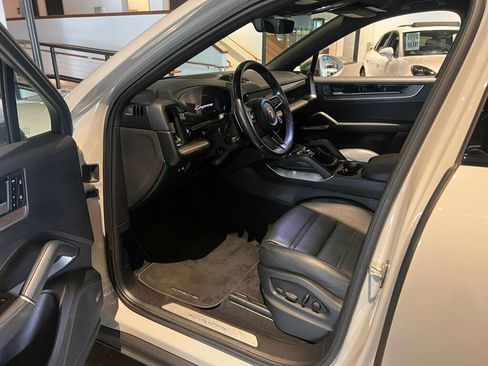 Used 2024 Porsche Cayenne Coupe AWD/4WD image 15