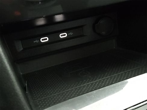 Used 2021 Volkswagen Tiguan SE image 33