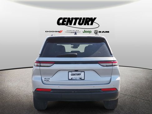 Used 2024 Jeep Grand Cherokee Altitude image 5