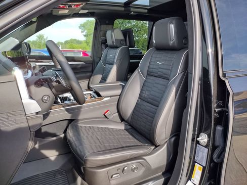 Used 2026 Cadillac Escalade Platinum Sport w/ LPO, Floor Liner Package AWD/4WD image 2