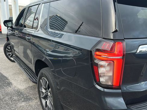 Used 2021 Chevrolet Suburban LT RWD image 2