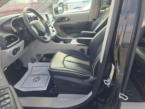 Used 2024 Chrysler Pacifica Limited AWD/4WD image 7