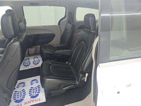 Used 2023 Chrysler Pacifica Touring-L image 3