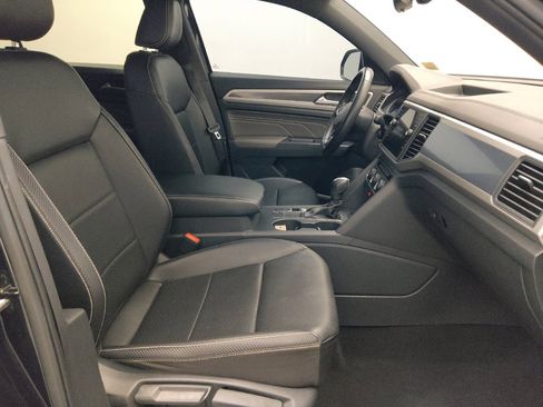 Used 2021 Volkswagen Atlas Cross Sport SE w/ Panoramic Sunroof Package FWD image 21