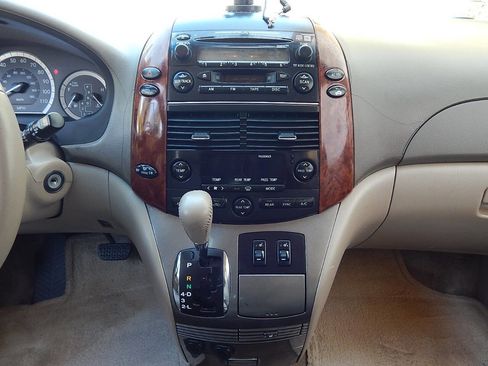 Used 2005 Toyota Sienna XLE Limited image 32