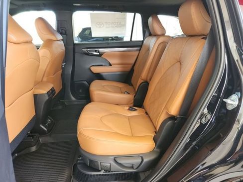 New 2026 Toyota Highlander Platinum image 16