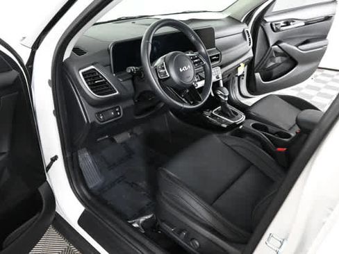 Used 2025 Kia Seltos EX image 17