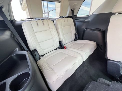 Used 2016 Ford Explorer Platinum image 27