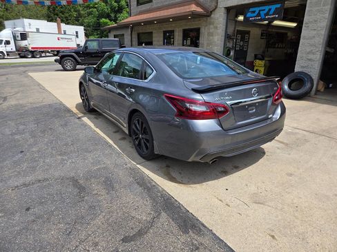 Used 2017 Nissan Altima 2.5 SR w/ Midnight Edition Package FWD image 5