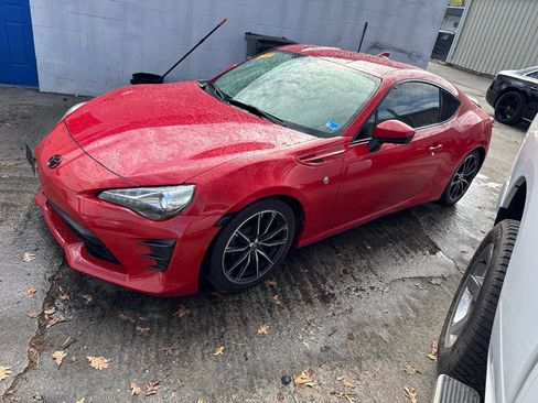 Used 2017 Toyota 86 image 2