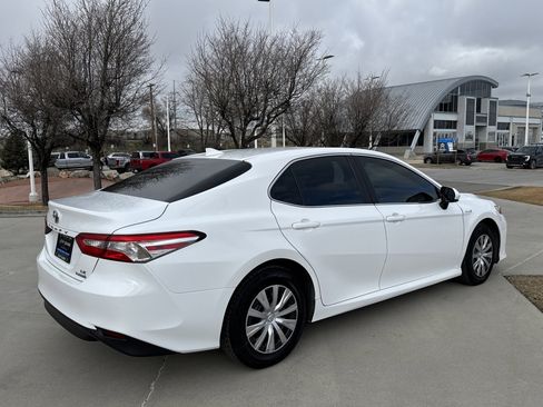 Used 2020 Toyota Camry LE image 5