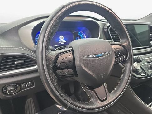 Used 2021 Chrysler Pacifica Limited w/ Uconnect Theater Family Group FWD image 16
