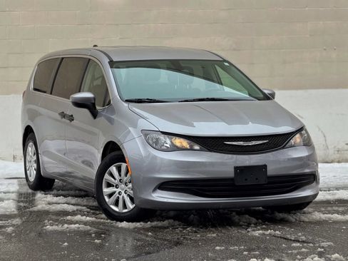 Used 2020 Chrysler Voyager L FWD image 2