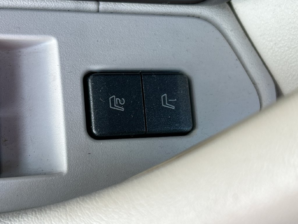 Used 2010 Lincoln MKS FWD image 13