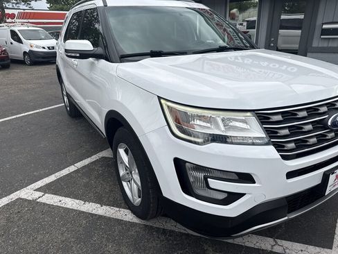 Used 2017 Ford Explorer XLT w/ Equipment Group 201A AWD/4WD image 14