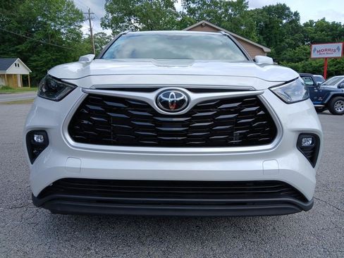 Used 2022 Toyota Highlander XLE FWD image 3