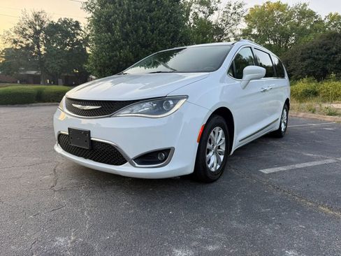 Used 2019 Chrysler Pacifica Touring-L FWD image 3