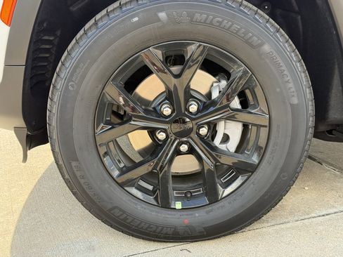 New 2025 Jeep Grand Cherokee Altitude image 9