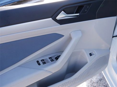 Certified 2025 Volkswagen Jetta SE image 16