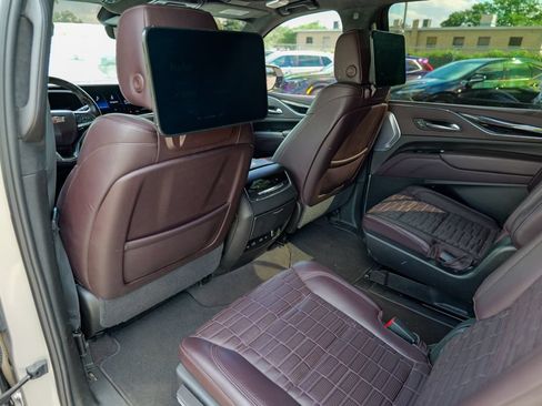 Used 2024 Cadillac Escalade ESV Premium Luxury Platinum AWD/4WD image 30