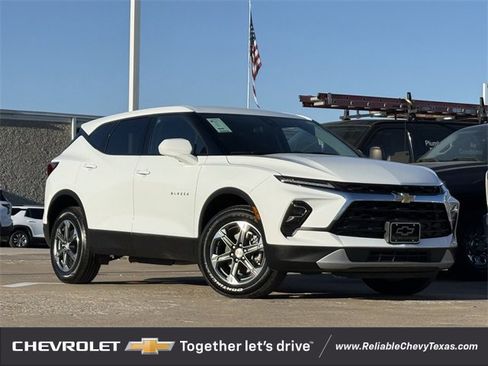 Certified 2025 Chevrolet Blazer LT image 2