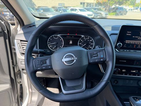 Used 2025 Nissan Rogue SV FWD image 30