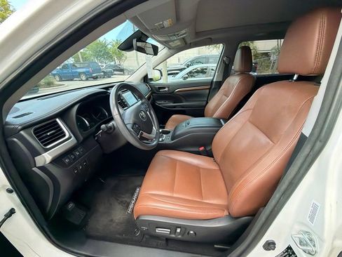Used 2018 Toyota Highlander Limited Platinum FWD image 3