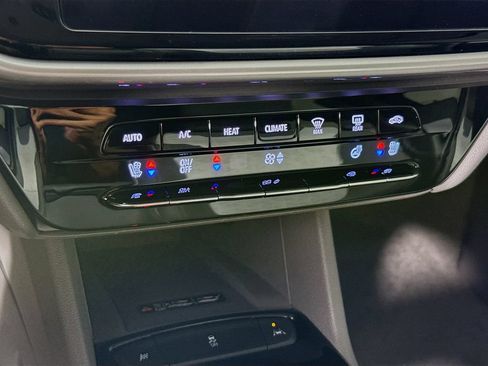 Used 2022 Chevrolet Bolt EUV Premier FWD image 16