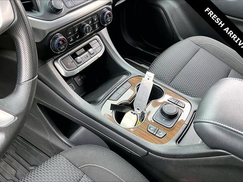 Used 2023 GMC Acadia SLE w/ Driver Convenience Package image 17