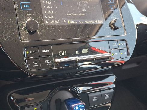 Used 2019 Toyota Prius XLE AWD/4WD image 17