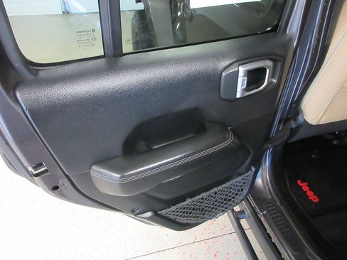 Used 2018 Jeep Wrangler Unlimited Sahara w/ LED Lighting Group AWD/4WD image 33
