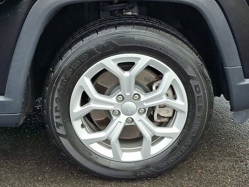 Used 2024 Jeep Compass Latitude image 8