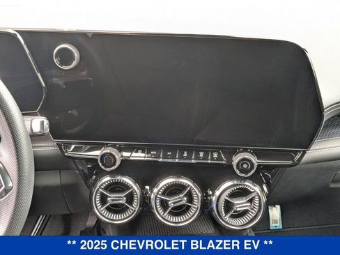 New 2025 Chevrolet Blazer EV LT image 27