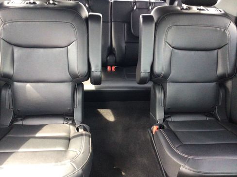 Used 2022 Ford Explorer Limited w/ Equipment Group 301A AWD/4WD image 15