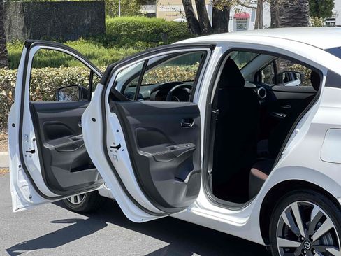Used 2020 Nissan Versa SR FWD image 10