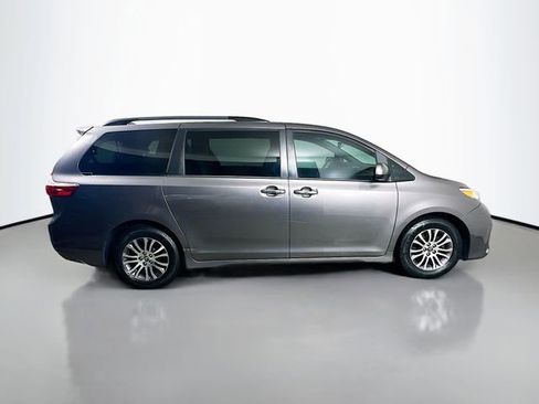 Used 2019 Toyota Sienna XLE image 5