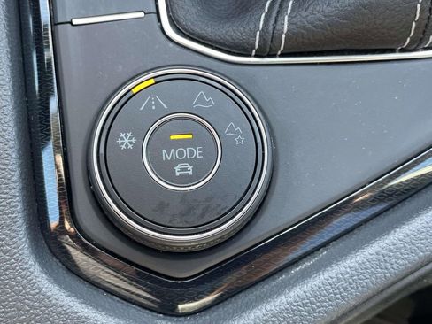 Used 2025 Volkswagen Taos SEL image 29