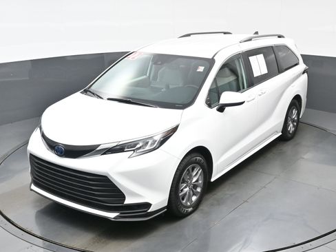 Used 2022 Toyota Sienna LE AWD/4WD image 35