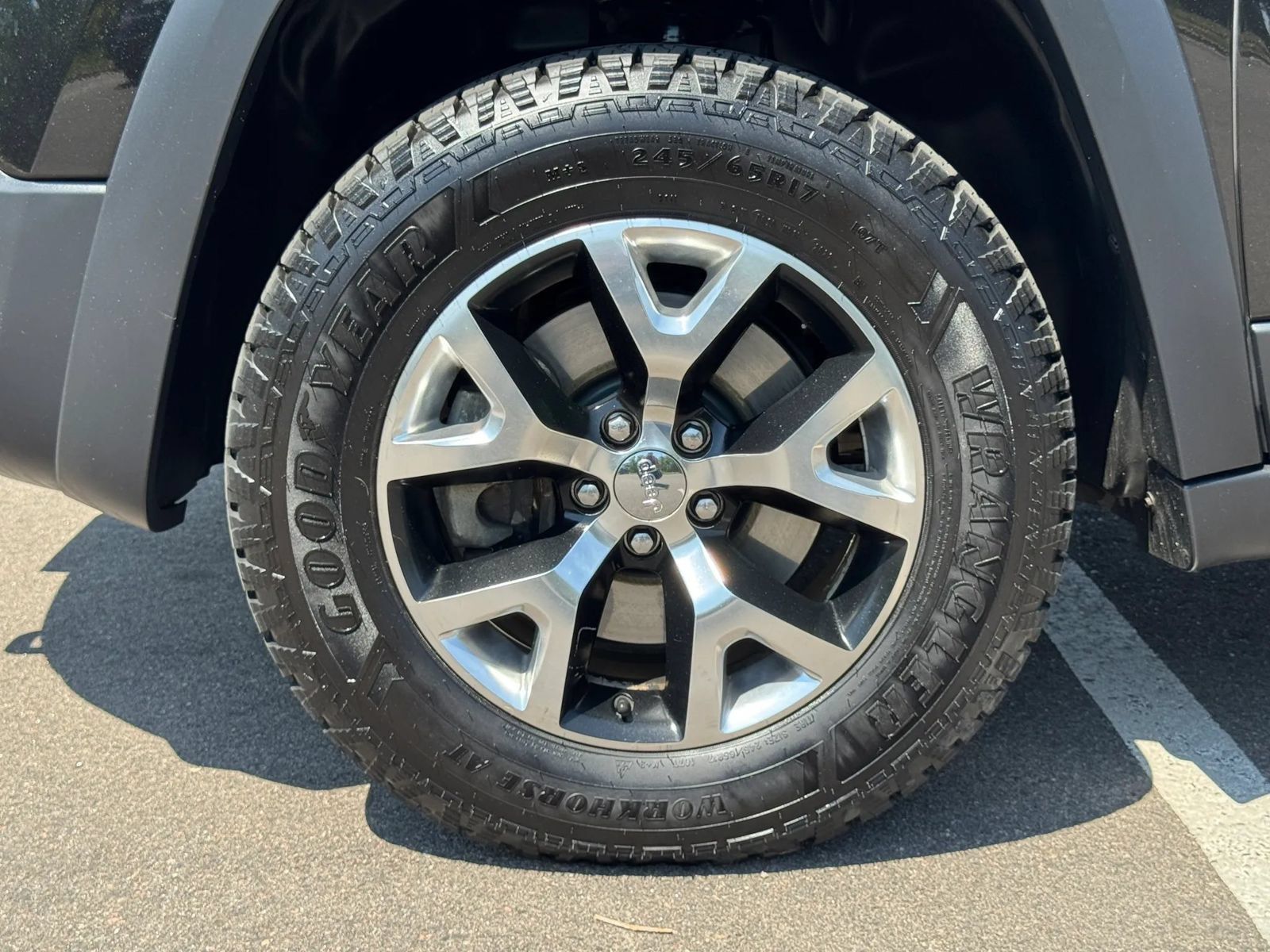 Used 2015 Jeep Cherokee Trailhawk w/ Cold Weather Group AWD/4WD image 28